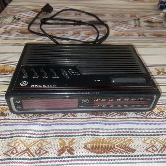 Vintage GE Digital Clock‎ Radio Alarm Clock Works Great - Picture 1 of 11